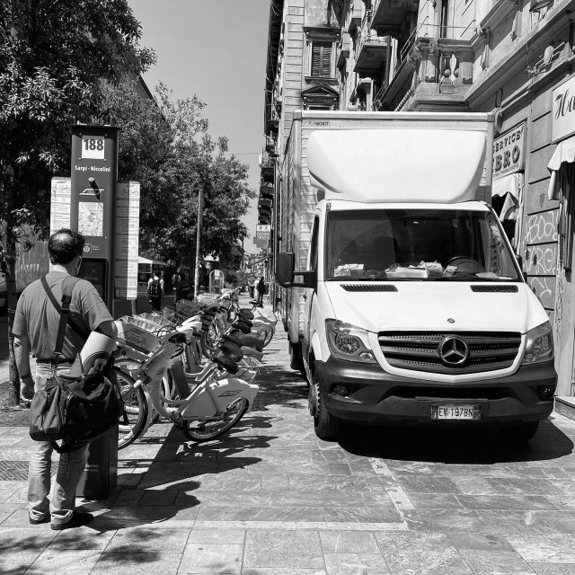 L'inciviltà nel parcheggio - Foto © Antonio Dini