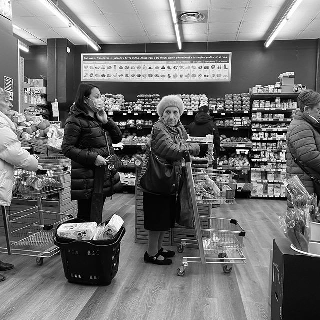 Ci voleva il coronavirus per fare la coda in fila – Foto © Antonio Dini